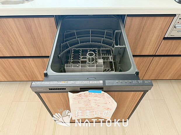 【食器洗い乾燥機】食後の時間にゆとりを与えてくれる食器洗い乾燥機。
操作ボタンも上面にあるので、腰をかがめずに操作ができラクラクです。