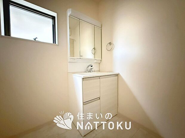 【洗面台・洗面所】鏡の両サイドは、必要なものを取出しやすく、大きな鏡面で朝の準備も快適。
使いやすいリフトアップ機能付きのシングルレバーシャワー水栓付です。
