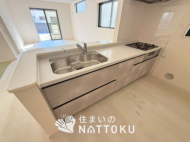 【現地写真（キッチン）】収納たっぷりのシステムキッチン、浄水器付水栓を標準装備しています。