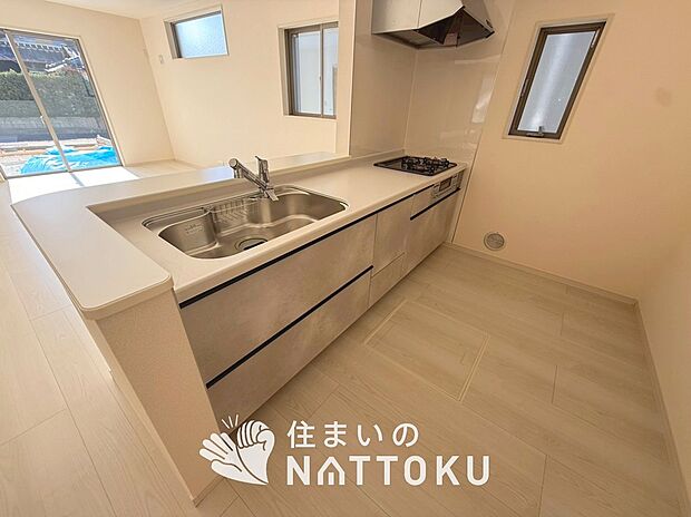 【現地写真（キッチン）】収納たっぷりのシステムキッチン、浄水器付水栓を標準装備しています。