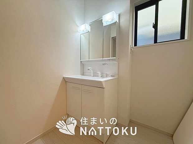 【洗面台・洗面所】鏡の両サイドは、必要なものを取出しやすく、大きな鏡面で朝の準備も快適。
使いやすいリフトアップ機能付きのシングルレバーシャワー水栓付です。
