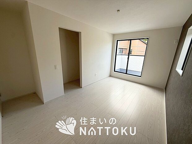 【現地写真（寝室）】木目の美しさを際立たせるシンプルデザインの建具を使用しています。