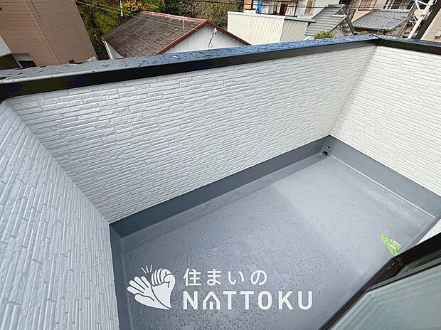 【バルコニー】奥行きが広く、洗濯物をゆったりと干せる十分な広さで、家族の洗濯も捗ります。