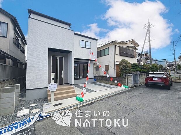 【現地写真（前道含む外観）】断熱性、気密性を高める工夫で一年中ずっと心地よく暮らせる、高気密・高断熱です。