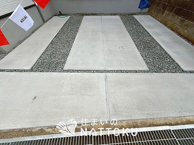 【現地写真（駐車場）】駐車スペースが広く、運転が苦手な方も安心です。