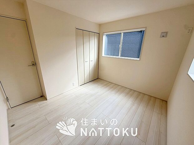 【現地写真（洋室）】木目の美しさを際立たせるシンプルデザインの建具を使用しています。