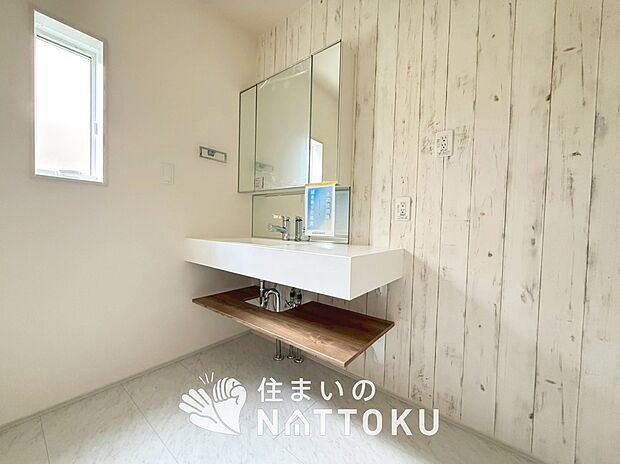 【洗面台・洗面所】鏡の両サイドは、必要なものを取出しやすく、大きな鏡面で朝の準備も快適。
使いやすいリフトアップ機能付きのシングルレバーシャワー水栓付です。
