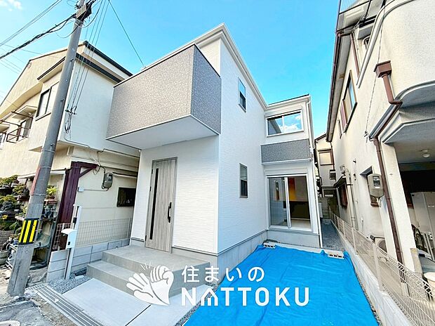 【現地写真（外観）】軽くて火災に強い屋根材を採用し、地震時の建物への負担や揺れを軽減しています。