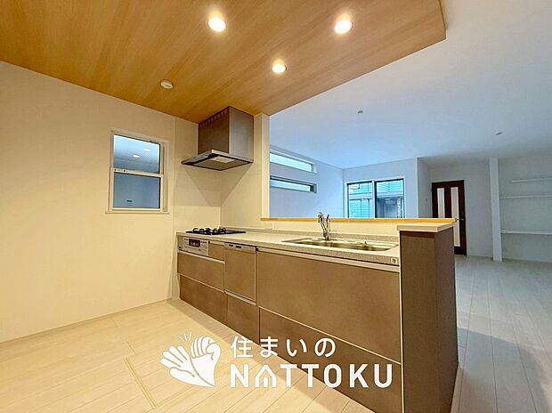 【現地写真（キッチン）】収納たっぷりのシステムキッチン、浄水器付水栓を標準装備しています。