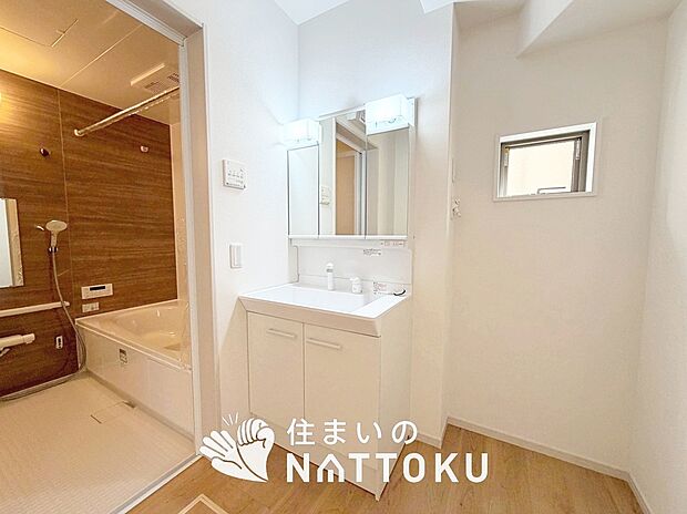 【洗面台・洗面所】鏡の両サイドは、必要なものを取出しやすく、大きな鏡面で朝の準備も快適。
使いやすいリフトアップ機能付きのシングルレバーシャワー水栓付です。