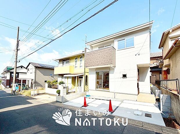 【現地写真（前道含む外観）】断熱性、気密性を高める工夫で一年中ずっと心地よく暮らせる、高気密・高断熱です。