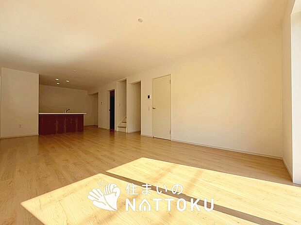 【現地写真（リビング）】フローリング材には、木目、色調など木材特有の風合いがあり、ナチュラルな美しさになっています。