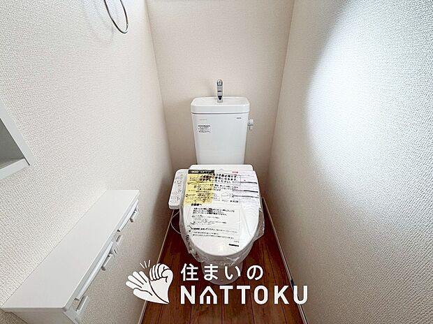 【トイレ】汚れてもサッとひと拭きでお手入れ簡単、エコ仕様の温水洗浄便座付きのトイレです。
バリアフリーにも配慮しています。