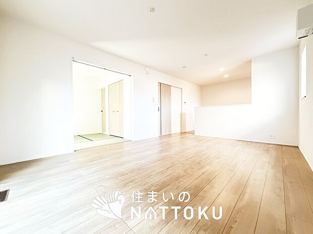 【現地写真（リビング）】フローリング材には、木目、色調など木材特有の風合いがあり、ナチュラルな美しさになっています。