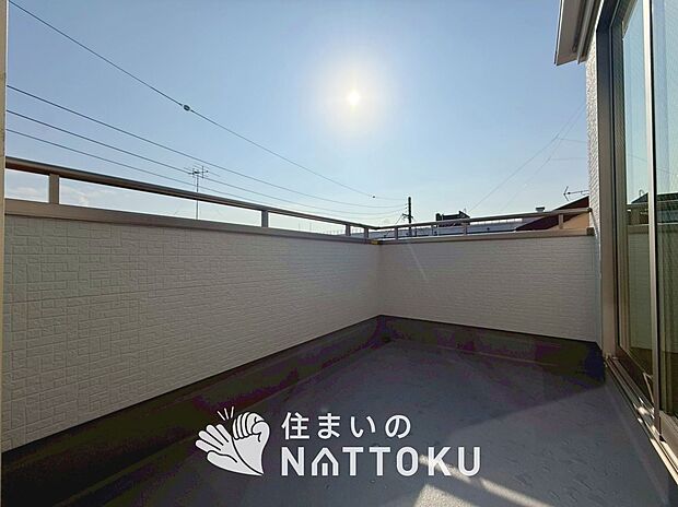 【バルコニー】奥行きが広く、洗濯物をゆったりと干せる十分な広さで、家族の洗濯も捗ります。