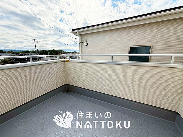 【バルコニー】奥行きが広く、洗濯物をゆったりと干せる十分な広さで、家族の洗濯も捗ります。