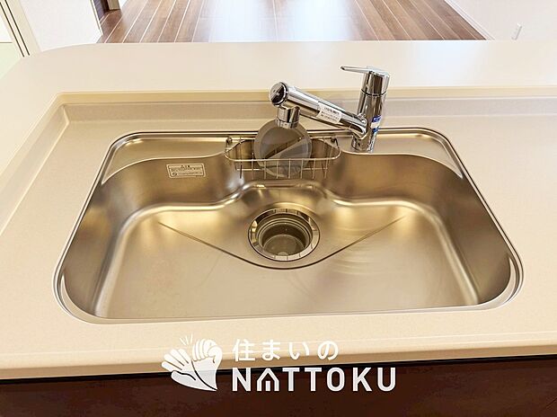 【浄水器内臓ハンドシャワー付シンク】傷や汚れが付きにくい静音仕様の全面エンボス加工シンク。
また、蛇口の先端に浄水器を内蔵。浄水シャワーが使える毎分4リットルのたっぷり浄水。
