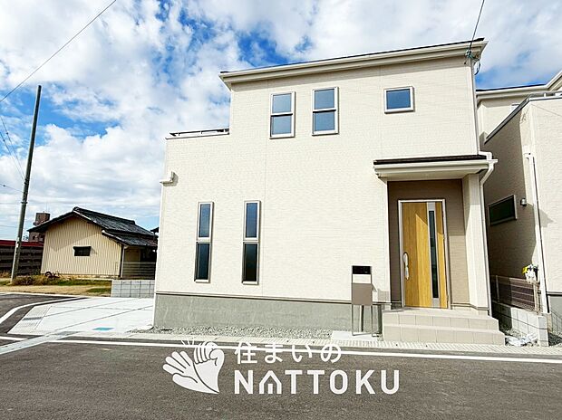 【現地写真（外観）【２号地】】雨で汚れを落とし、耐久性・耐候性に優れた外壁を使用しています。