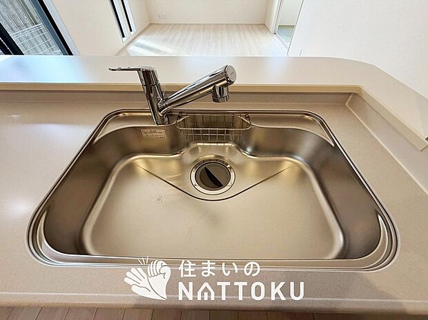 【浄水器内臓型ハンドシャワー付シンク】傷や汚れが付きにくい静音仕様の全面エンボス加工シンク。
また、蛇口の先端に浄水器を内蔵。浄水シャワーが使える毎分4リットルのたっぷり浄水。