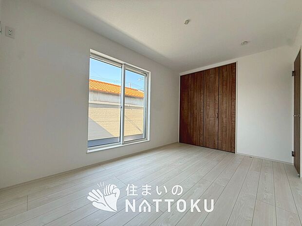 【現地写真（寝室）】木目の美しさを際立たせるシンプルデザインの建具を使用しています。