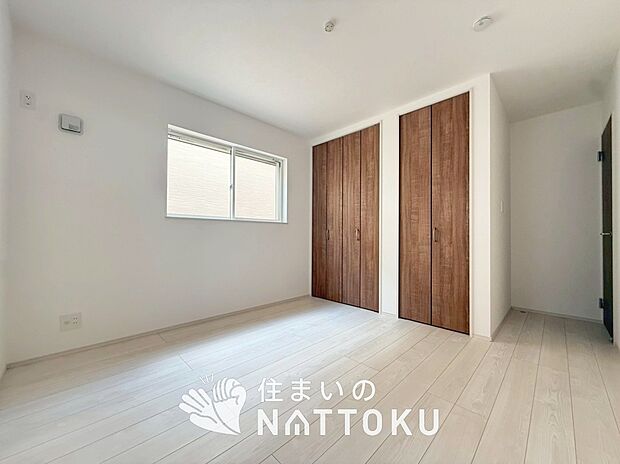 【現地写真（洋室）】木目の美しさを際立たせるシンプルデザインの建具を使用しています。