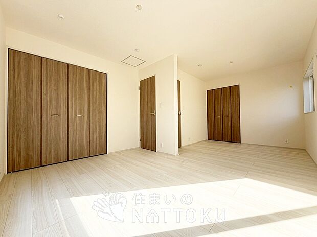 【現地写真(寝室)】木目の美しさを際立たせるシンプルデザインの建具を使用しています。