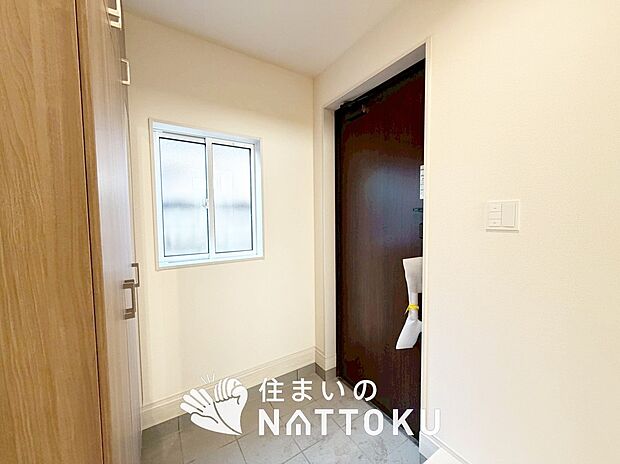 【現地写真(玄関)】玄関には、大型のシューズ収納を設置しています。