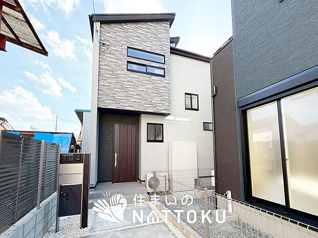 【現地写真(外観)【2号地】】軽くて火災に強い屋根材を採用し、地震時の建物への負担や揺れを軽減しています。