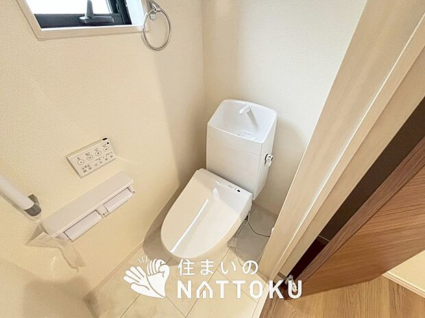 【トイレ】汚れてもサッとひと拭きでお手入れ簡単、エコ仕様の温水洗浄便座付きのトイレです。
バリアフリーにも配慮しています。
