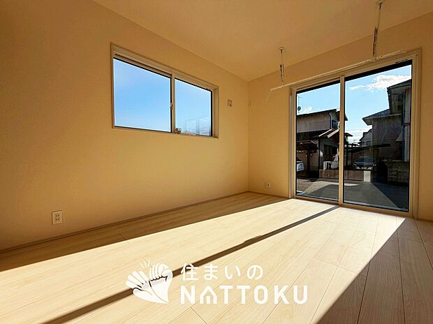 【現地写真(寝室)】木目の美しさを際立たせるシンプルデザインの建具を使用しています。