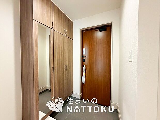 【現地写真(玄関)】玄関には、大型のシューズ収納を設置しています。