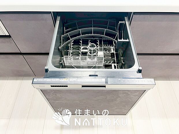 【食器洗い乾燥機】食後の時間にゆとりを与えてくれる食器洗い乾燥機。
操作ボタンも上面にあるので、腰をかがめずに操作ができラクラクです。