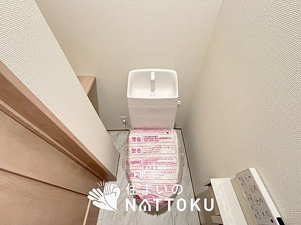 【トイレ】汚れてもサッとひと拭きでお手入れ簡単、エコ仕様の温水洗浄便座付きのトイレです。
バリアフリーにも配慮しています。
