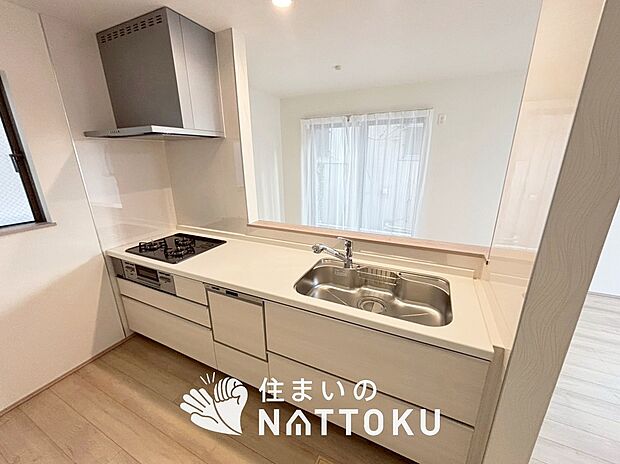 【現地写真（キッチン）】収納たっぷりのシステムキッチン、浄水器付水栓を標準装備しています。