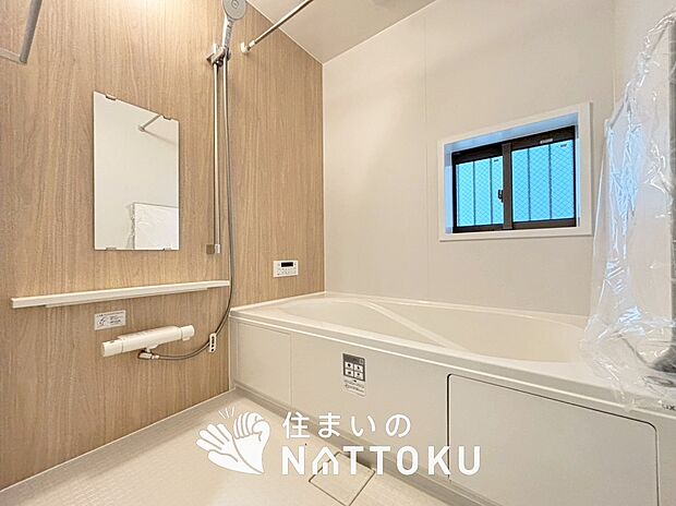 【現地写真（浴室）】浴室暖房乾燥機付き。１坪タイプで広々です。