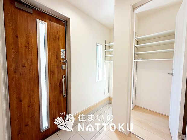 【現地写真（玄関）】玄関には、大型のシューズ収納を設置しています。