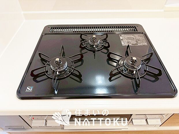 【ビルトインコンロ】フラットな構造で清掃性が高く、過熱防止センサー付３口タイプで日頃の家事も快適です。