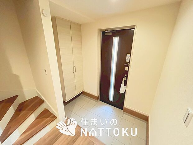 【現地写真（玄関）】玄関には、大型のシューズ収納を設置しています。