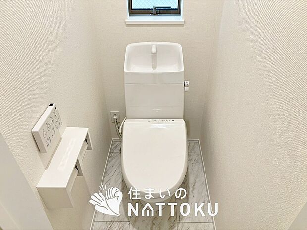 【トイレ】汚れてもサッとひと拭きでお手入れ簡単、エコ仕様の温水洗浄便座付きのトイレです。
バリアフリーにも配慮しています。
