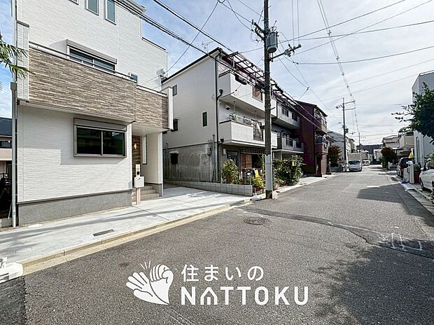 【現地写真（前道含む外観）】軽くて火災に強い屋根材を採用し、地震時の建物への負担や揺れを軽減しています。