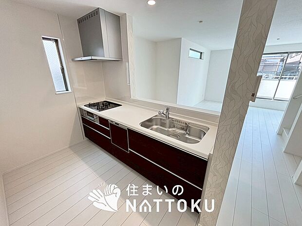 【現地写真（キッチン）】収納たっぷりのシステムキッチン、浄水器付水栓を標準装備しています。