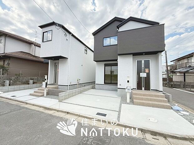 【現地写真(街並み)】軽くて火災に強い屋根材を採用し、地震時の建物への負担や揺れを軽減しています。