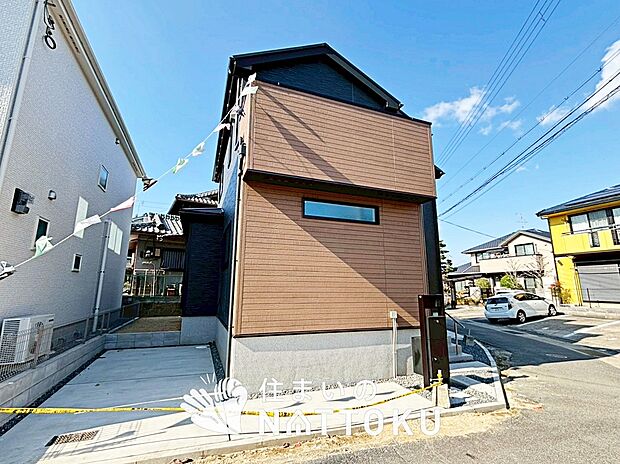 【現地写真(外観)【1号地】】軽くて火災に強い屋根材を採用し、地震時の建物への負担や揺れを軽減しています。