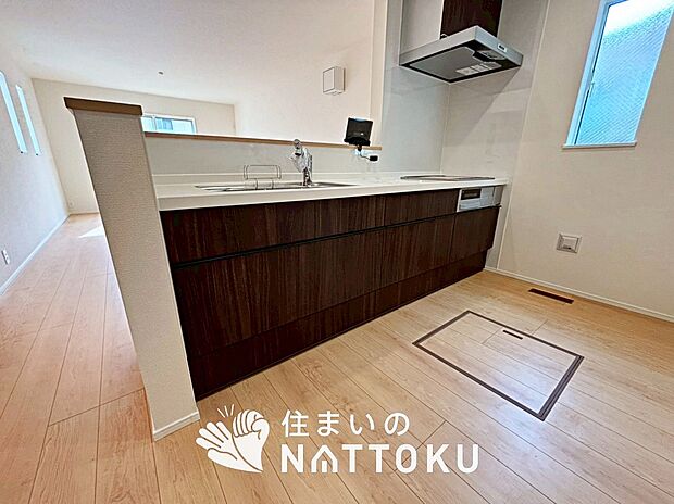 【現地写真(キッチン)】収納たっぷりのシステムキッチン、浄水器付水栓を標準装備しています。