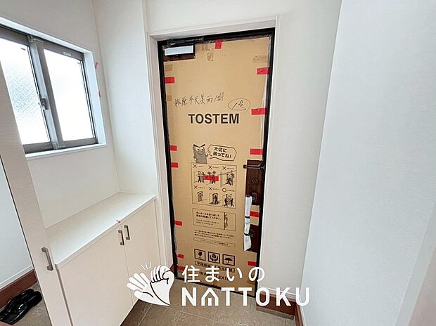 【現地写真(玄関)】玄関には、大型のシューズ収納を設置しています。