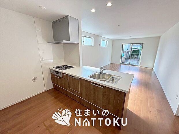 【現地写真（キッチン）】収納たっぷりのシステムキッチン、浄水器付水栓を標準装備しています。