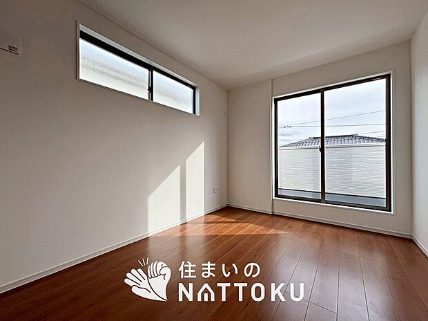 【現地写真(寝室)】大壁仕様の新和室。くつろぎの空間です。