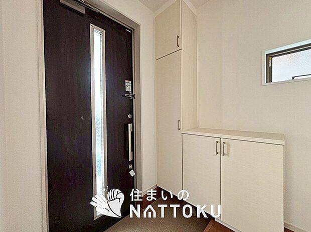 【現地写真(玄関)】玄関には、大型のシューズ収納を設置しています。
