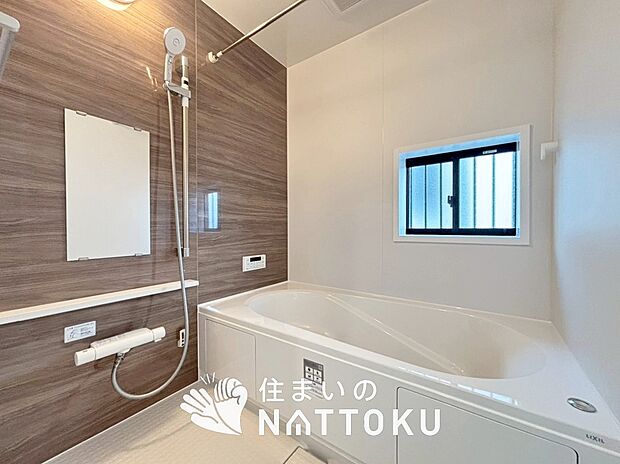 【現地写真（浴室）】浴室暖房乾燥機付き。１坪タイプで広々です。