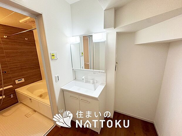 【洗面台・洗面所】鏡の両サイドは、必要なものを取出しやすく、大きな鏡面で朝の準備も快適。
使いやすいリフトアップ機能付きのシングルレバーシャワー水栓付です。